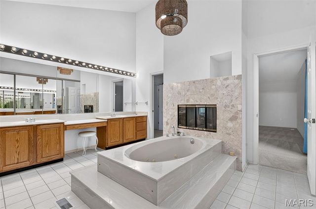440 Meramec Way, St Charles, MO 63303
