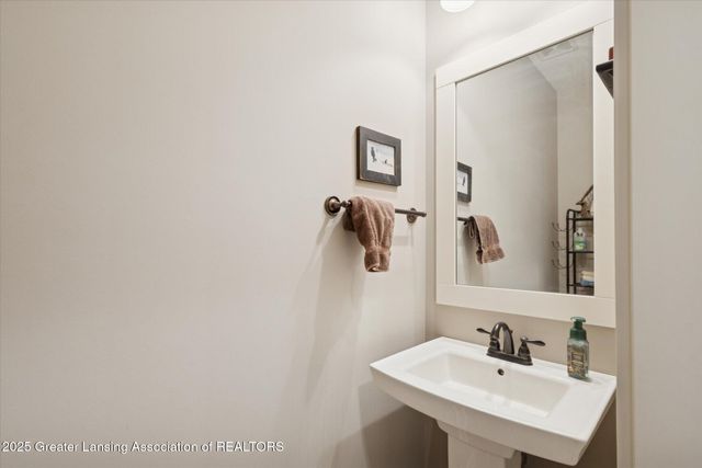 7537 Roxborough Lane 30, Grand Ledge, MI 48837