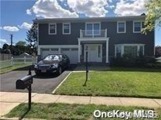 2 Jan Lane, Woodbury, NY 11797