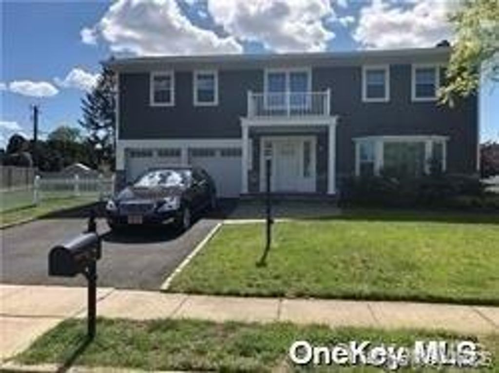 2 Jan Lane, Woodbury, NY 11797