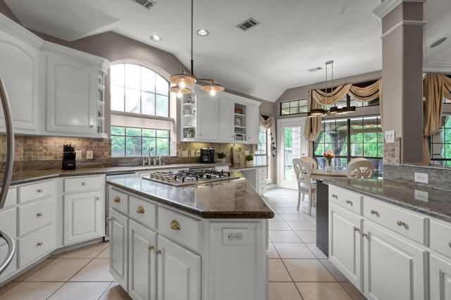 28 Stanford Court, Montgomery, TX 77356
