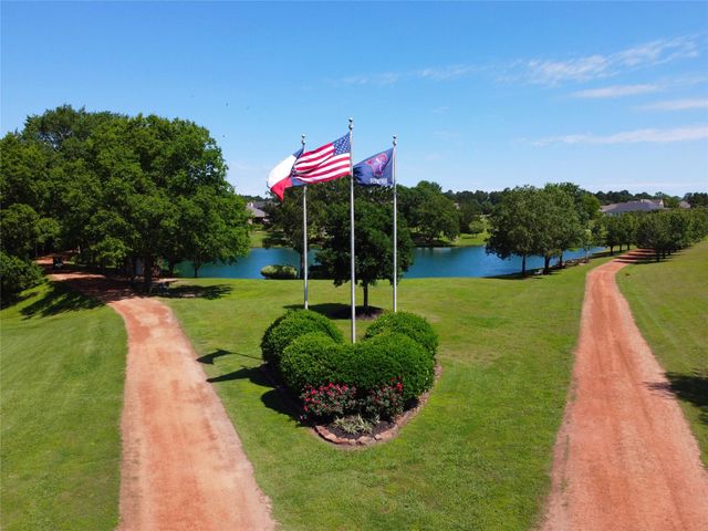 28 Stanford Court, Montgomery, TX 77356