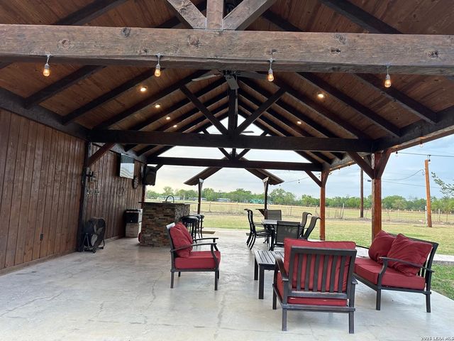 18425 Kinney Rd, Von Ormy, TX 78073