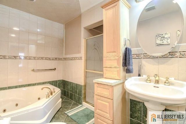 16 Pendleton Place, Old Bridge, NJ 08857