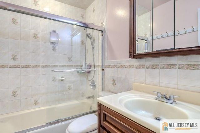 16 Pendleton Place, Old Bridge, NJ 08857