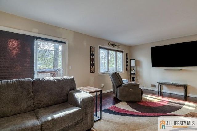 16 Pendleton Place, Old Bridge, NJ 08857