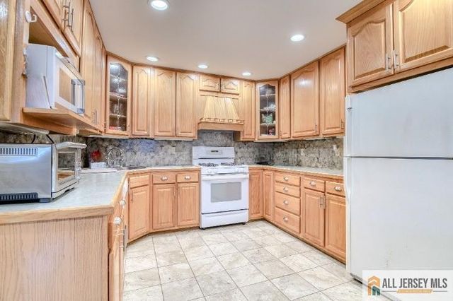 16 Pendleton Place, Old Bridge, NJ 08857