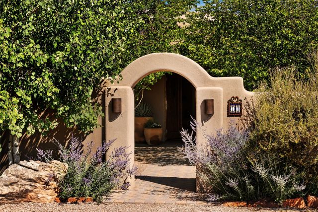 13 Sundance Circle, Santa Fe, NM 87506