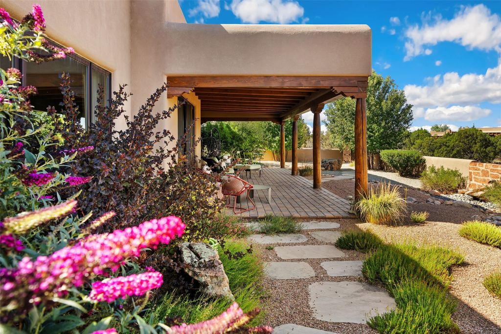 13 Sundance Circle, Santa Fe, NM 87506