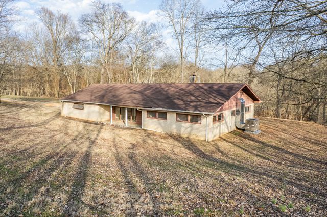 301 Sanford Ln, Lawrenceburg, TN 38464