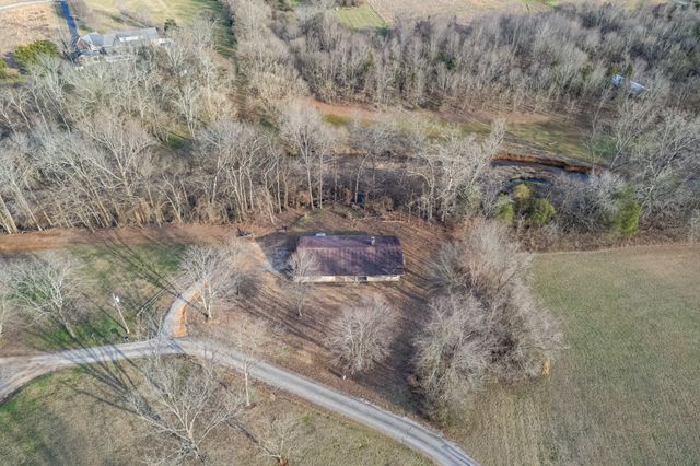 301 Sanford Ln, Lawrenceburg, TN 38464