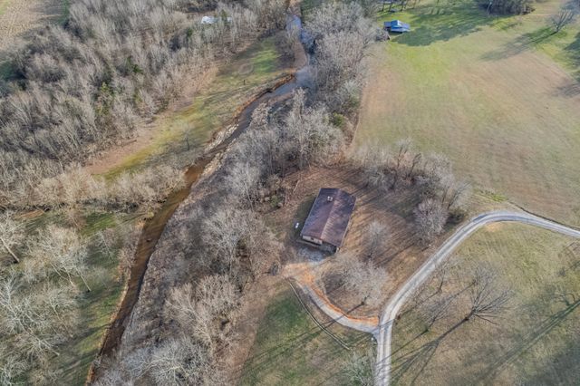 301 Sanford Ln, Lawrenceburg, TN 38464