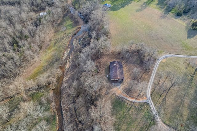 301 Sanford Ln, Lawrenceburg, TN 38464