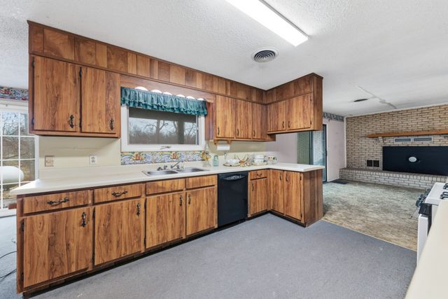 301 Sanford Ln, Lawrenceburg, TN 38464