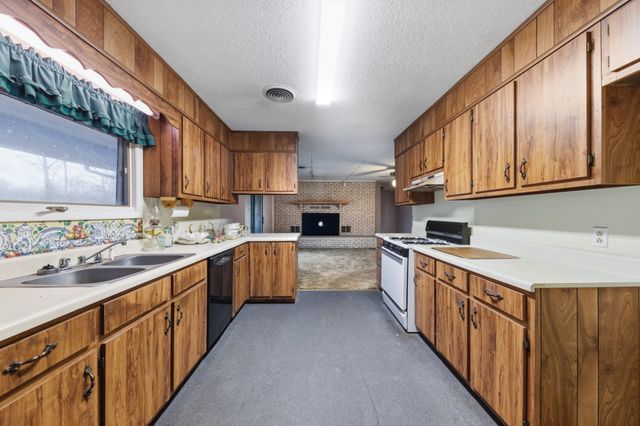 301 Sanford Ln, Lawrenceburg, TN 38464