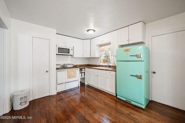 5749 CEDAR PARK Lane, Jacksonville, FL 32210