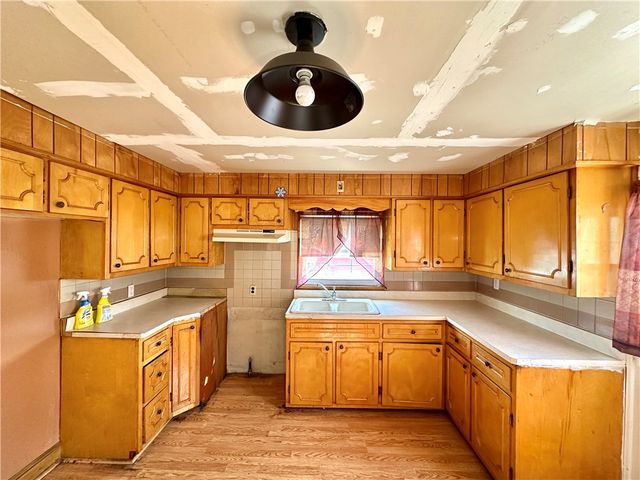 211 Hickory Way, Ellwood City, PA 16117
