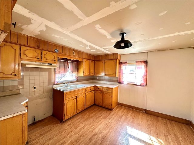 211 Hickory Way, Ellwood City, PA 16117