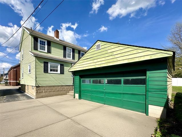 211 Hickory Way, Ellwood City, PA 16117