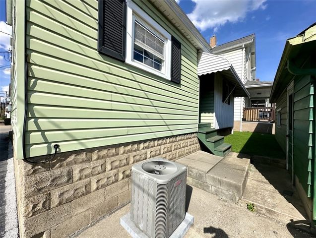 211 Hickory Way, Ellwood City, PA 16117