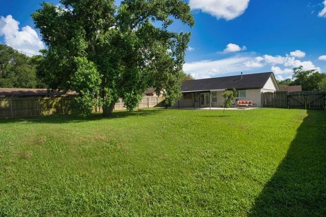 1703 Avenue B, Danbury, TX 77534