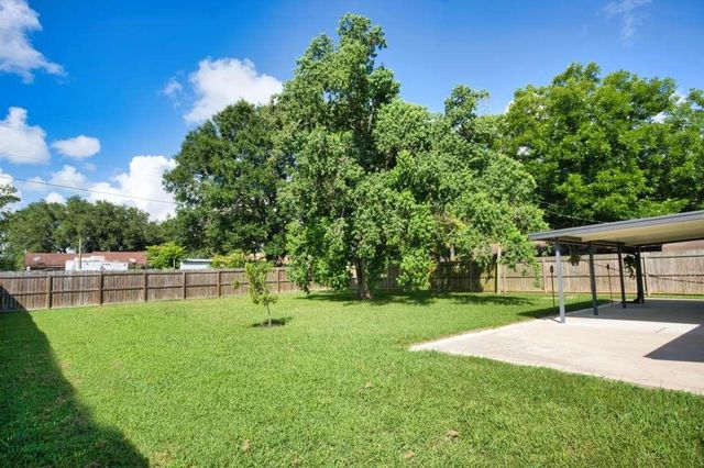 1703 Avenue B, Danbury, TX 77534
