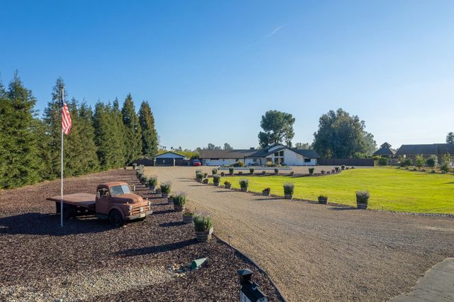 11735 E Santa Ana Avenue, Clovis, CA 93619