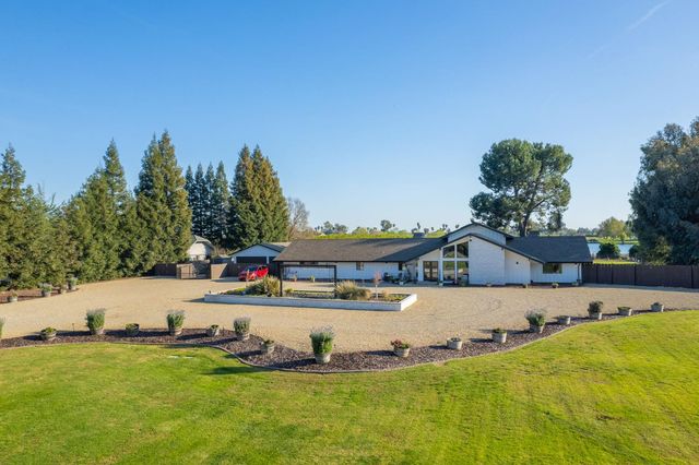 11735 E Santa Ana Avenue, Clovis, CA 93619