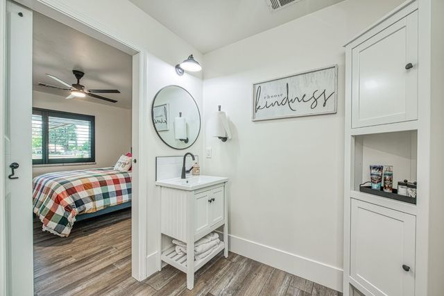 11735 E Santa Ana Avenue, Clovis, CA 93619