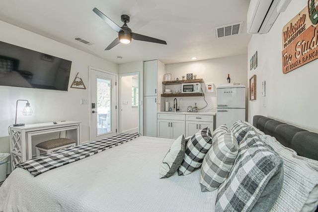 11735 E Santa Ana Avenue, Clovis, CA 93619