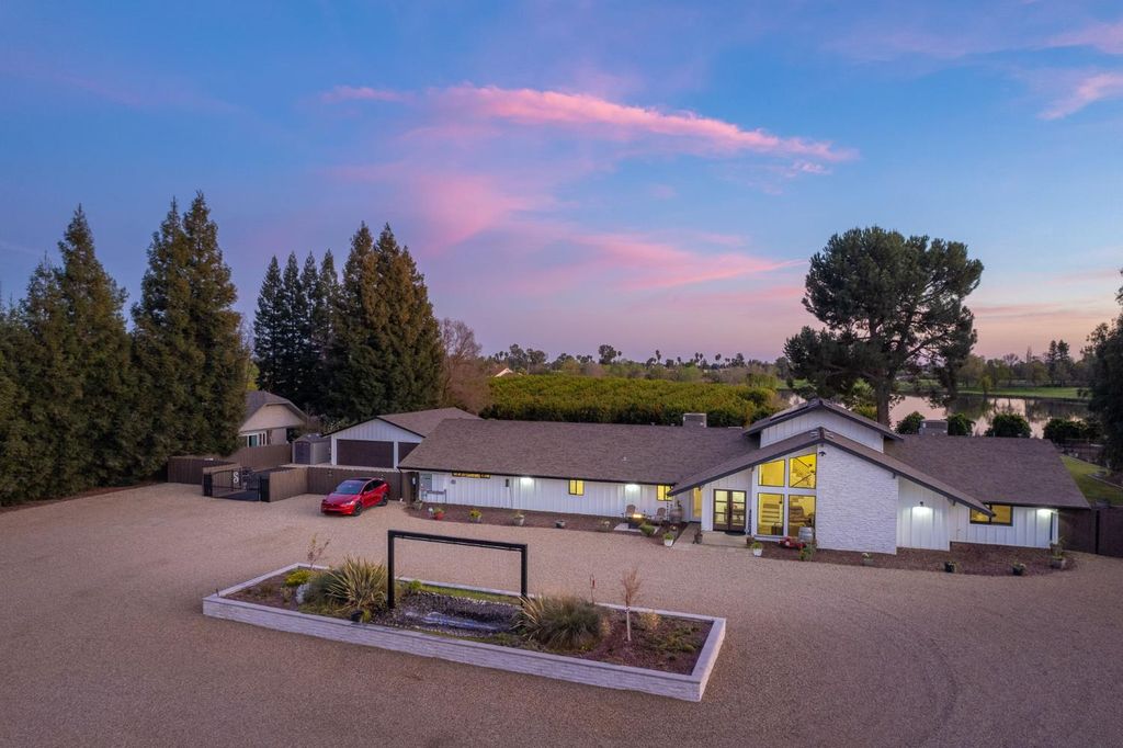 11735 E Santa Ana Avenue, Clovis, CA 93619