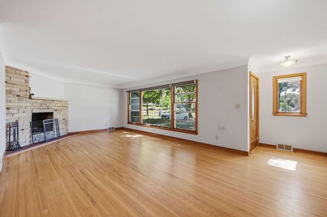 667 Wheelock Parkway W, Saint Paul, MN 55117