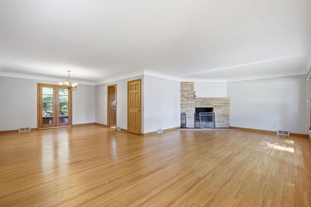 667 Wheelock Parkway W, Saint Paul, MN 55117