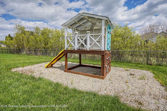 422 Coventry Lane, Mason, MI 48854