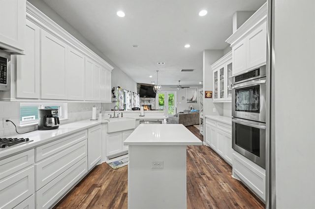 915 N Hunting Tower Run, Conroe, TX 77316