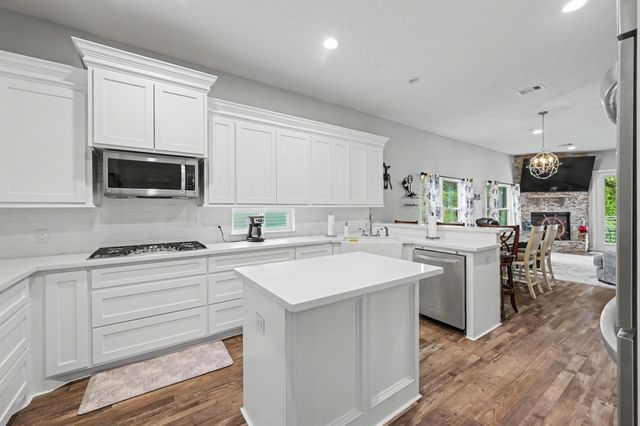 915 N Hunting Tower Run, Conroe, TX 77316