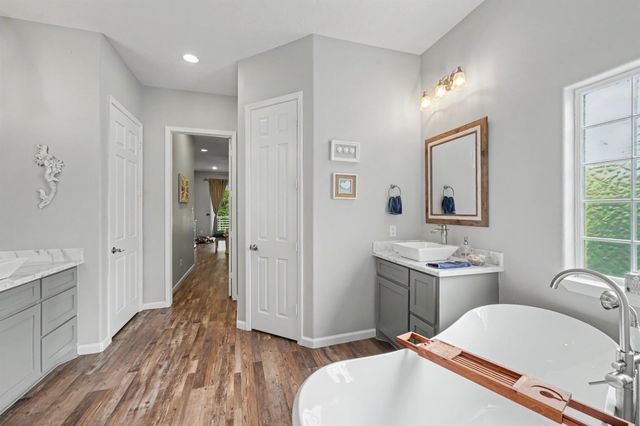915 N Hunting Tower Run, Conroe, TX 77316
