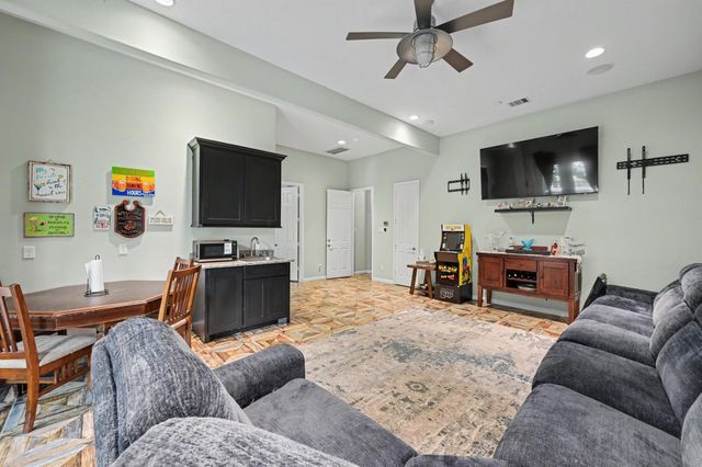915 N Hunting Tower Run, Conroe, TX 77316