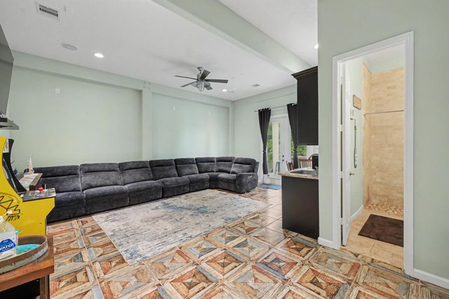 915 N Hunting Tower Run, Conroe, TX 77316
