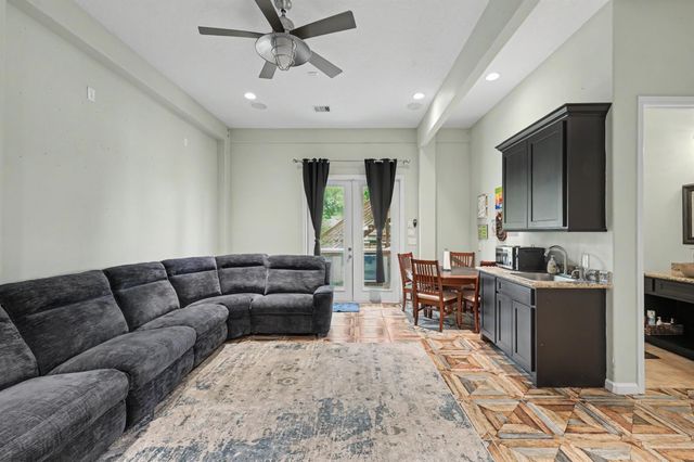 915 N Hunting Tower Run, Conroe, TX 77316