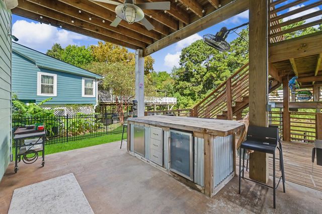 915 N Hunting Tower Run, Conroe, TX 77316