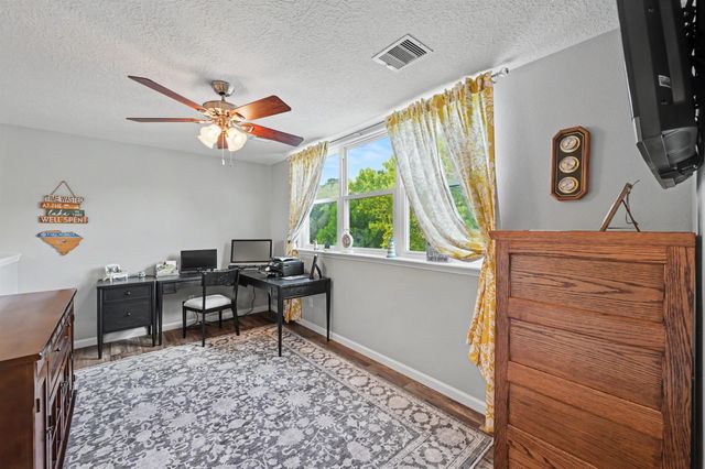 915 N Hunting Tower Run, Conroe, TX 77316