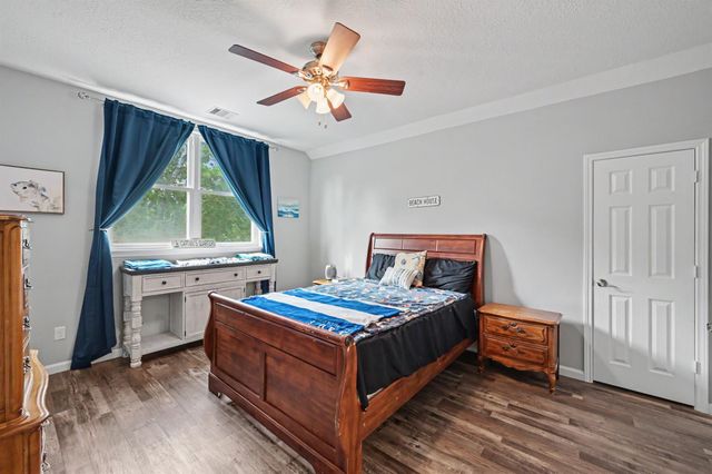 915 N Hunting Tower Run, Conroe, TX 77316