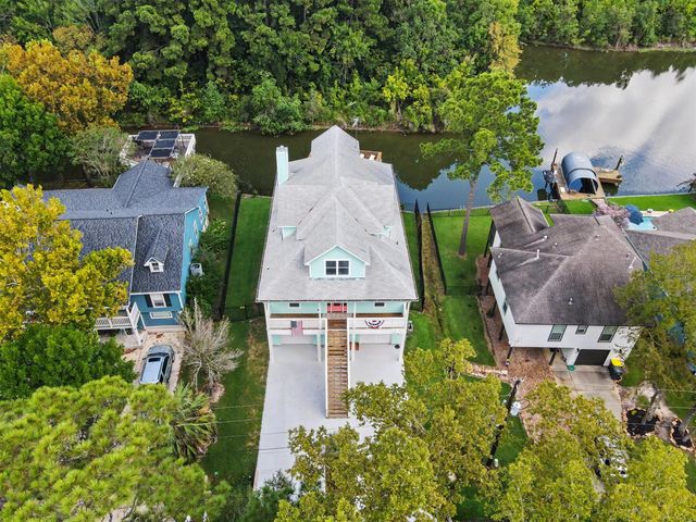 915 N Hunting Tower Run, Conroe, TX 77316