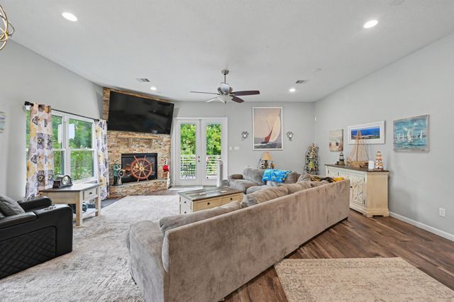 915 N Hunting Tower Run, Conroe, TX 77316