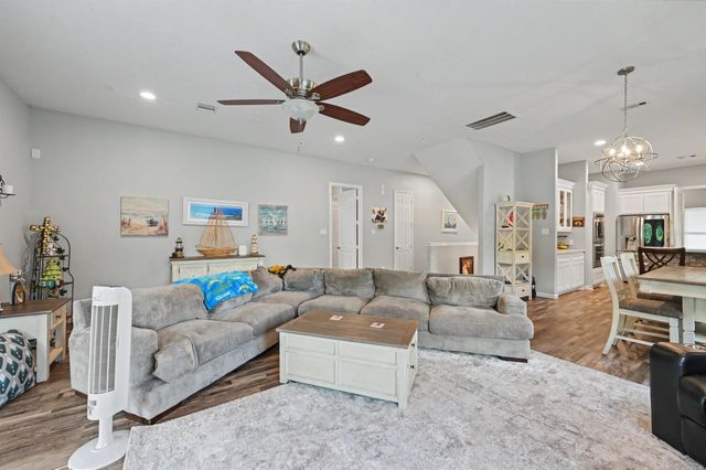 915 N Hunting Tower Run, Conroe, TX 77316