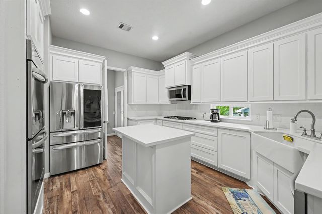 915 N Hunting Tower Run, Conroe, TX 77316