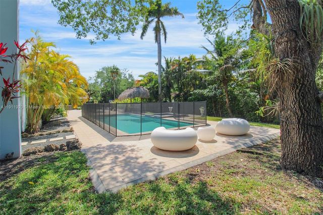 6900 SW 104th St, Pinecrest, FL 33156