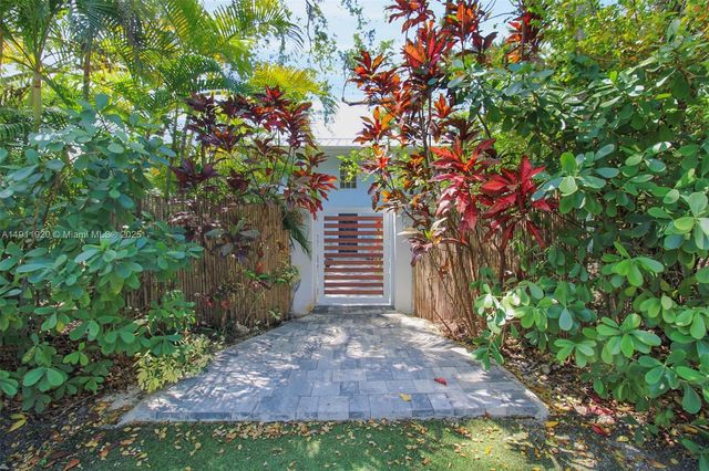 6900 SW 104th St, Pinecrest, FL 33156