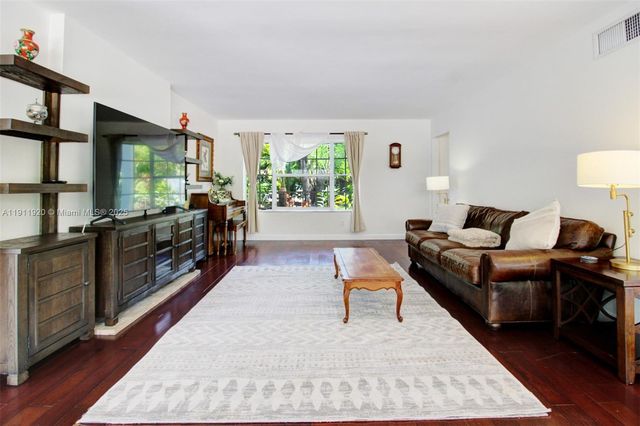 6900 SW 104th St, Pinecrest, FL 33156